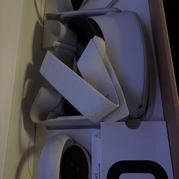 VR Headset Oculus Quest 2  like new! 265 GB - Picture 2 of 5